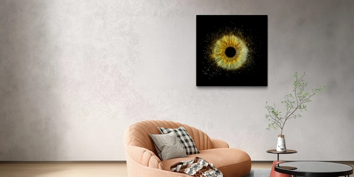 Mise en situation d’un tableau d’iris doré dans un intérieur contemporain.